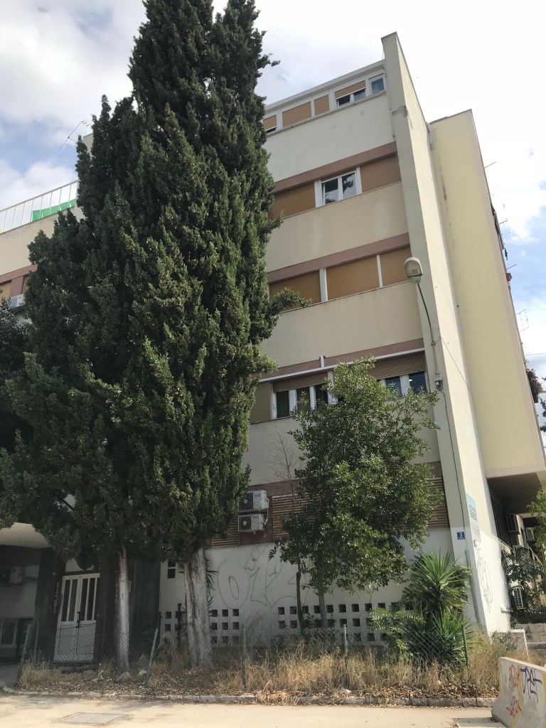 A picture of the outside of the concrete apartment building where the hostel was located.